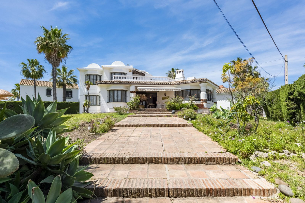 Casa de 3 Dormitorios y 2 Baños en venta en Atalaya, Estepona
