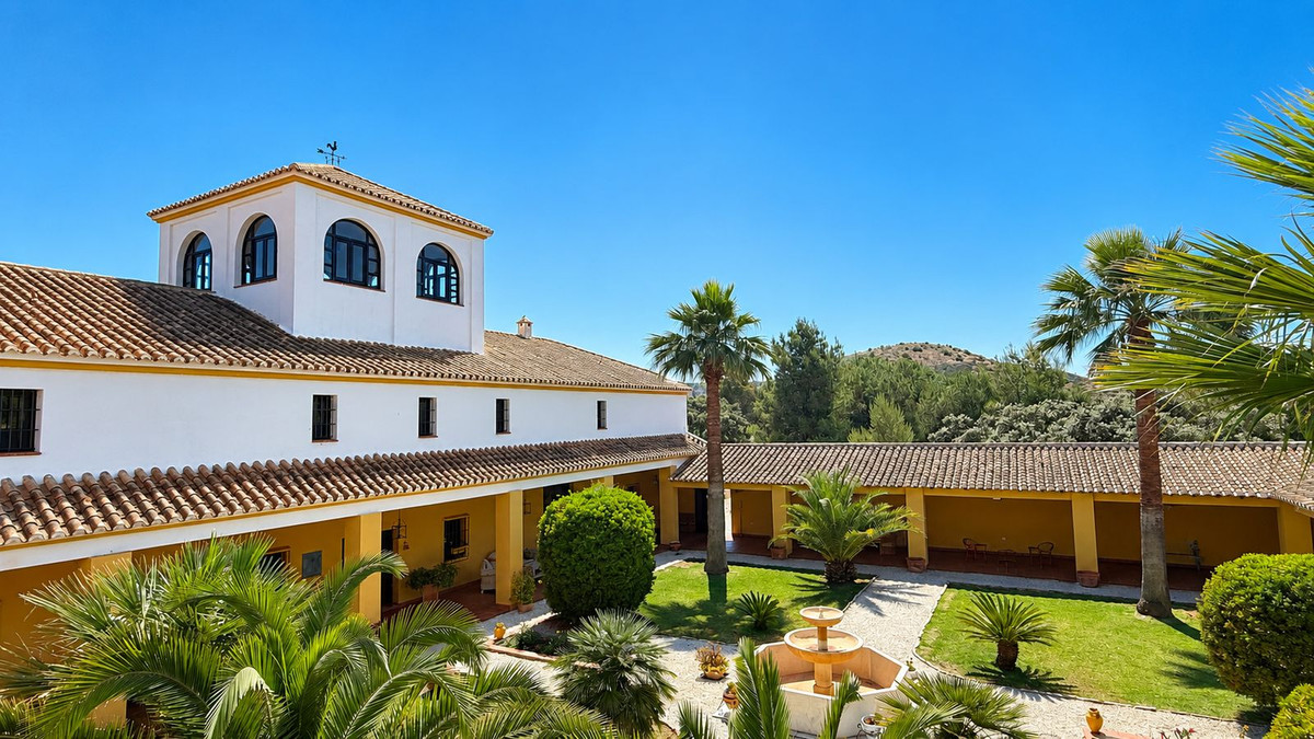 Finca de 13 Dormitorios y 14 Baños en venta en Almogía