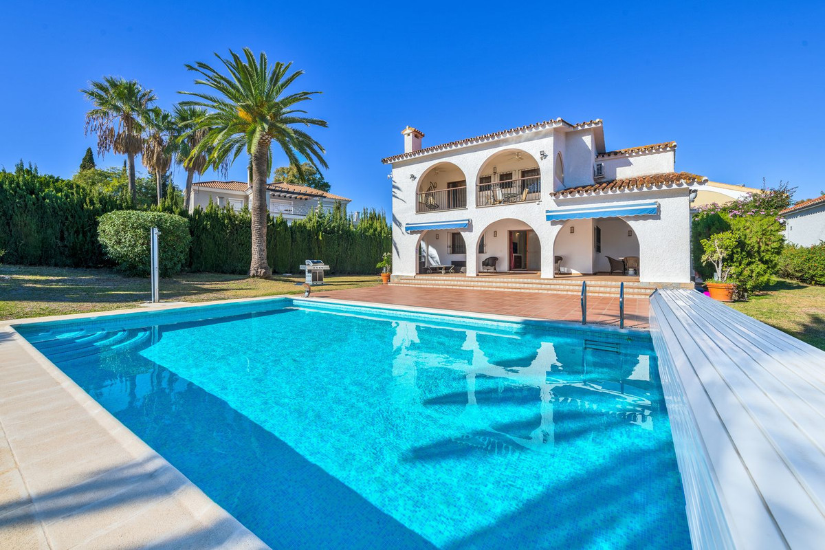 5 спални, 3 бани - Вила за продажба в Estepona