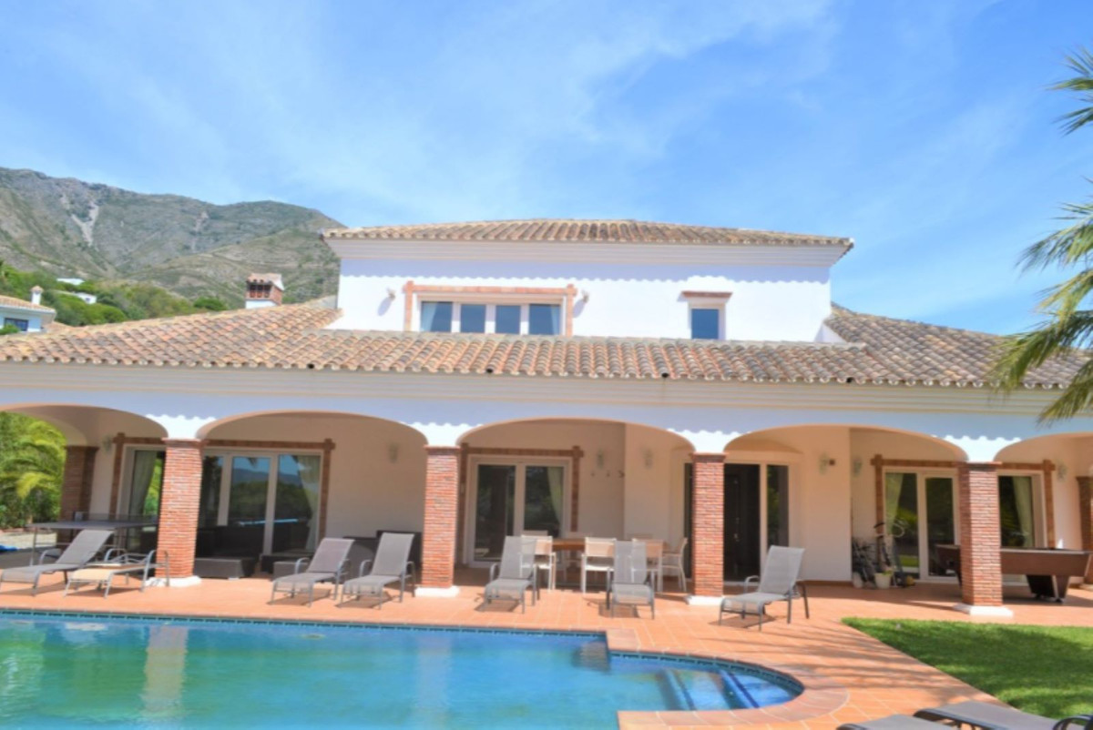 Casa de 5 Dormitorios y 4 Baños en venta en Mijas