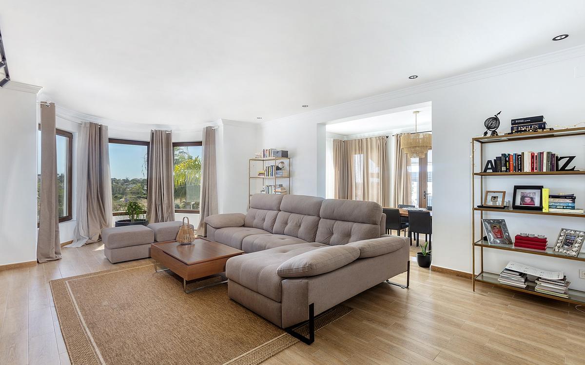 Casa de 6 Dormitorios en venta en Estepona