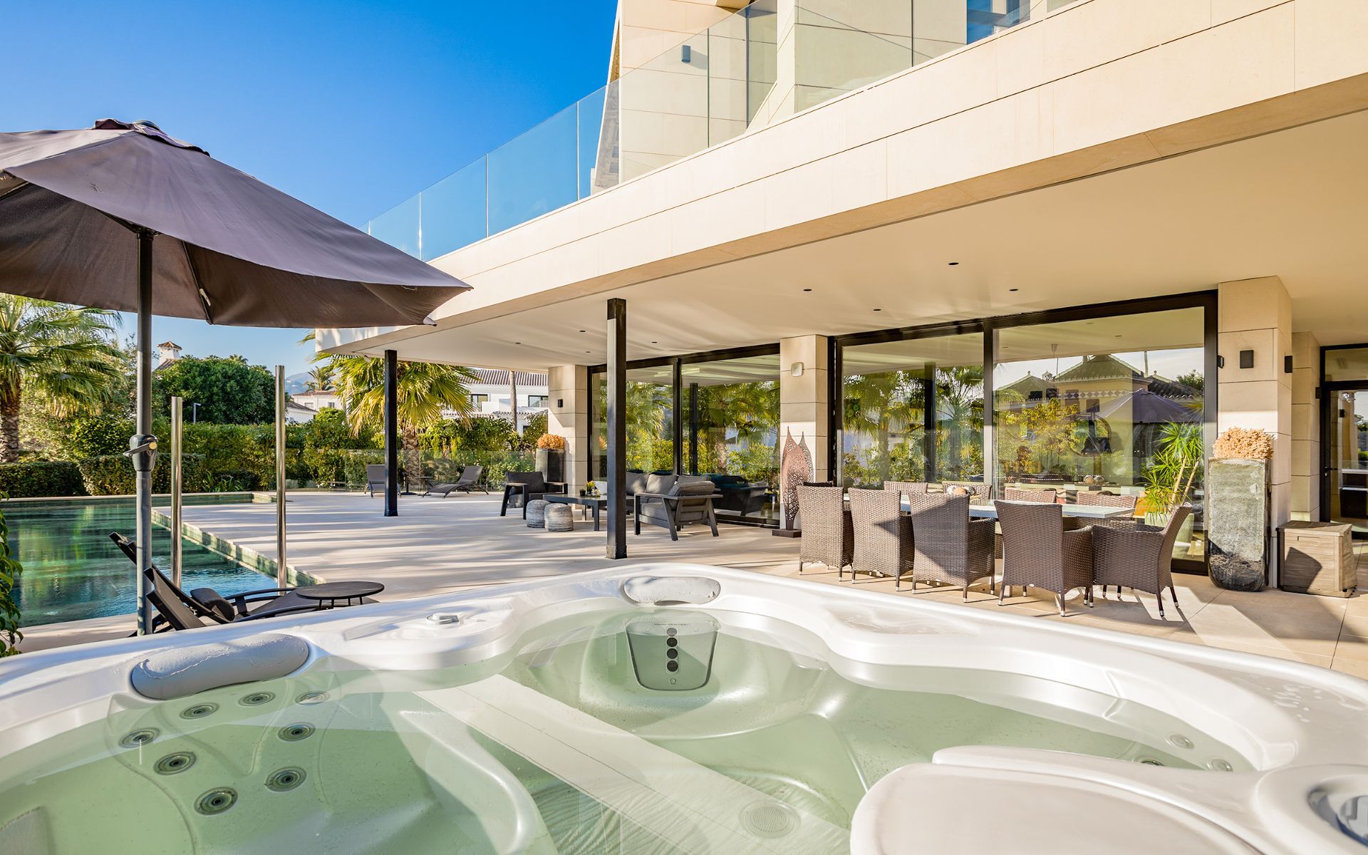 6 спални, 8 бани - Вила за продажба в Nueva Andalucia, Marbella