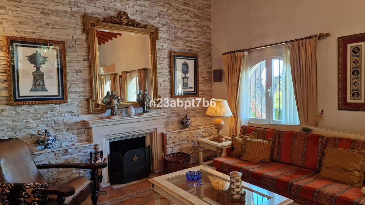 Casa de 4 Dormitorios en venta en Las Chapas, Marbella