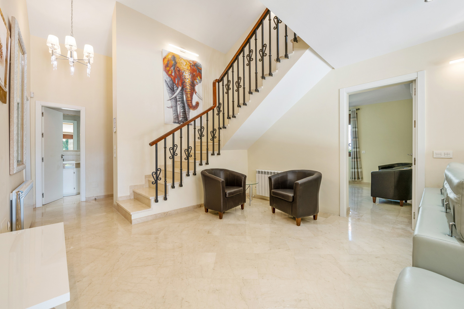 5 спални, 3 бани - Вила за продажба в Estepona