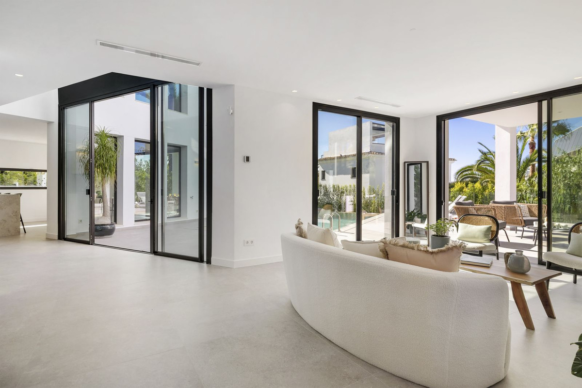 Casa de 5 Dormitorios en venta en Marbesa, Marbella