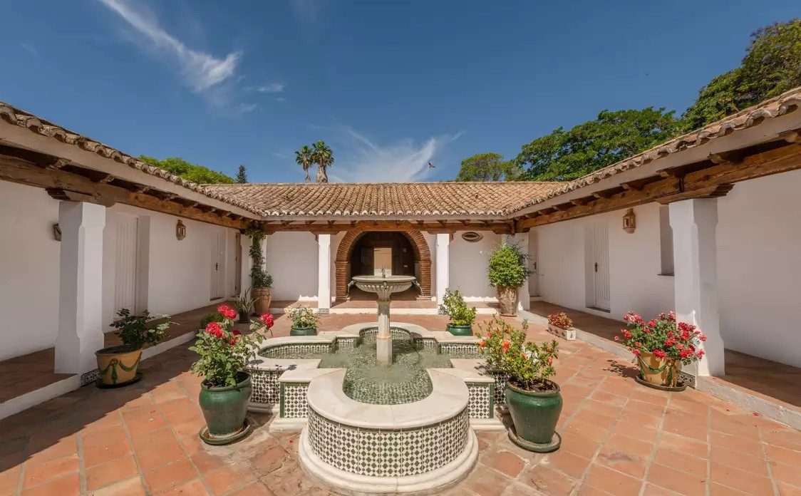 Finca de 6 Dormitorios y 4 Baños en alquiler vacacional en Cancelada, Estepona