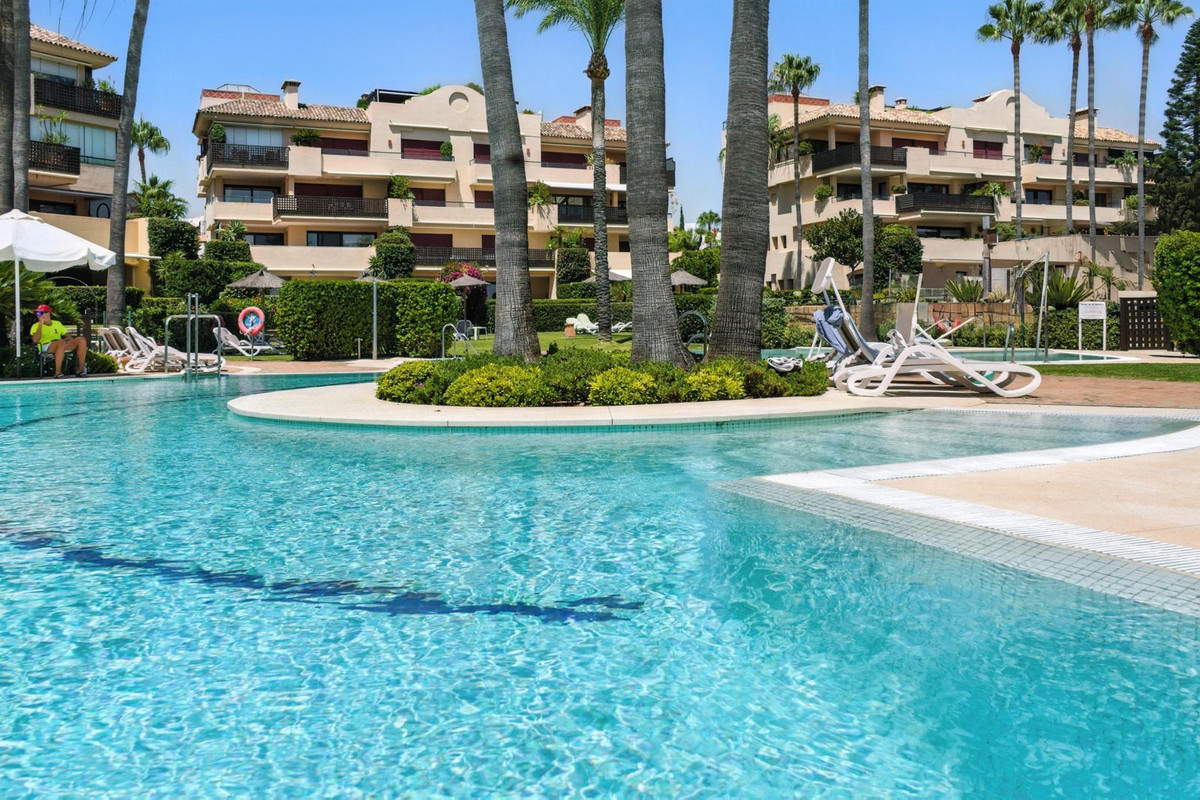 Piso de 2 Dormitorios y 3 Baños en venta en Cancelada, Estepona
