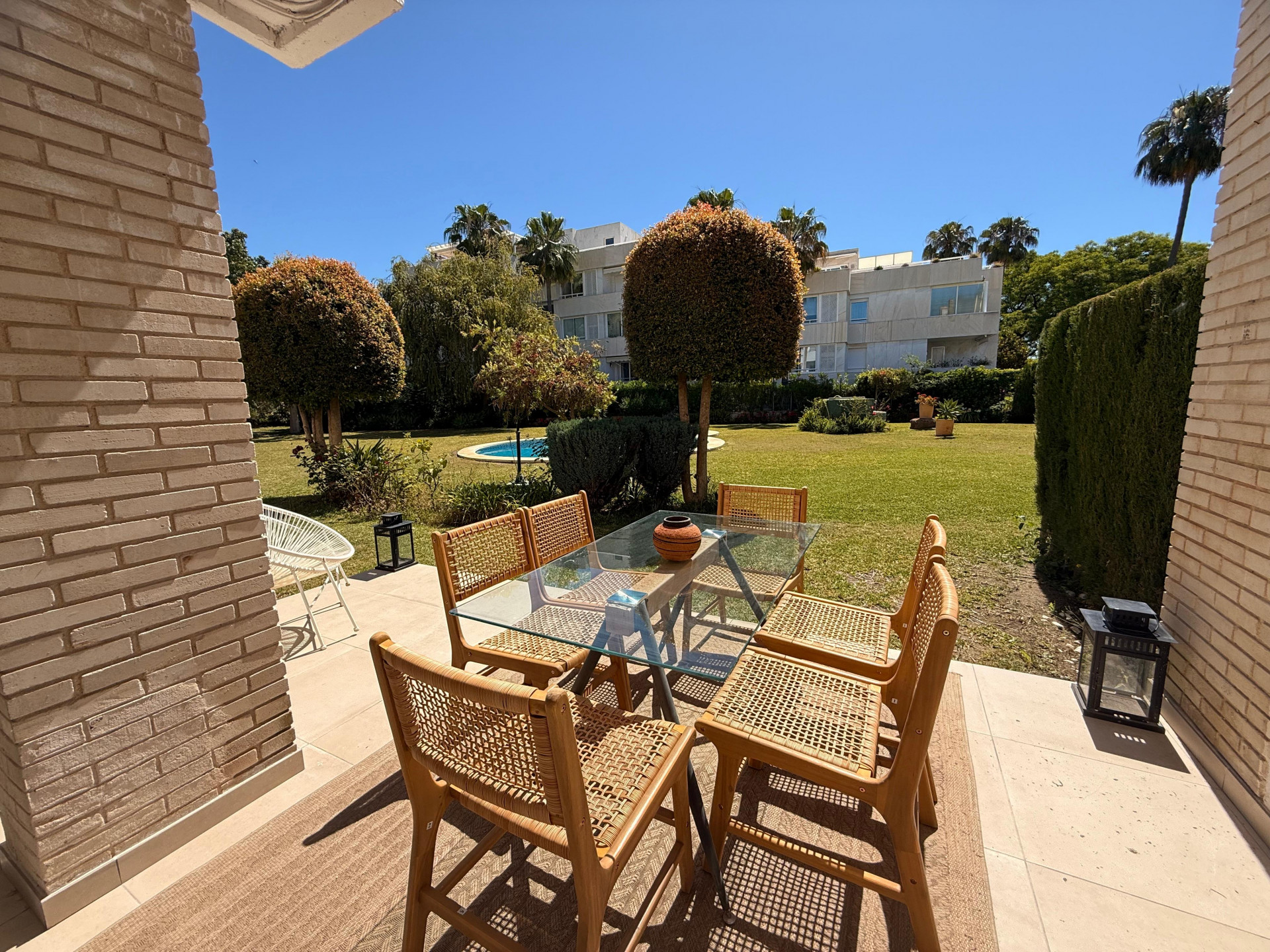 Casa Adosada de 3 Dormitorios y 2 Baños en alquiler en Nueva Andalucía, Marbella