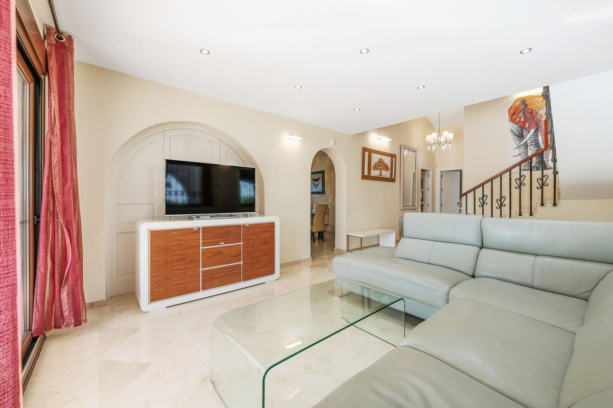 5 спални, 3 бани - Вила за продажба в Estepona
