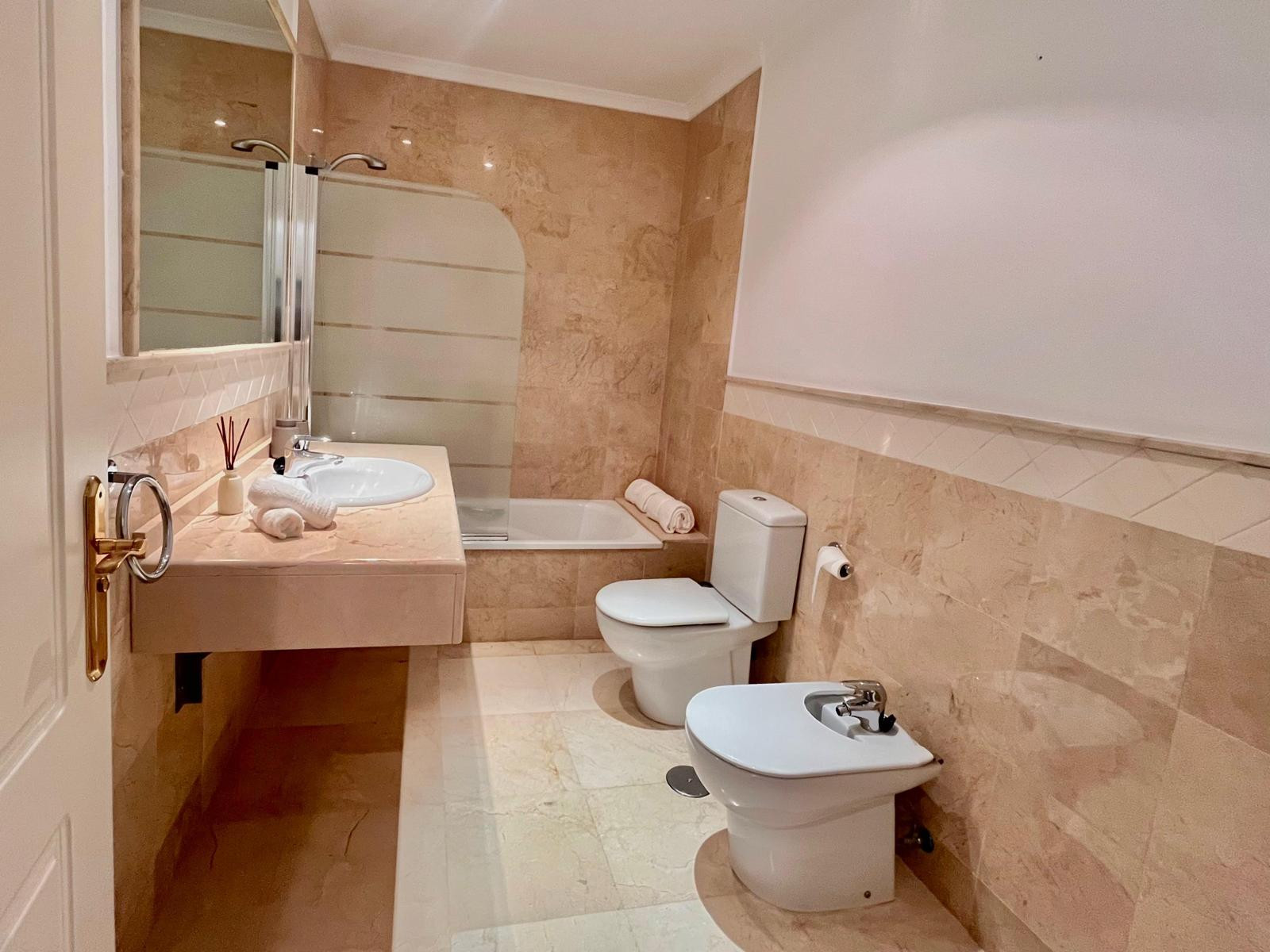 Piso de 2 Dormitorios en venta en Nueva Andalucía, Marbella