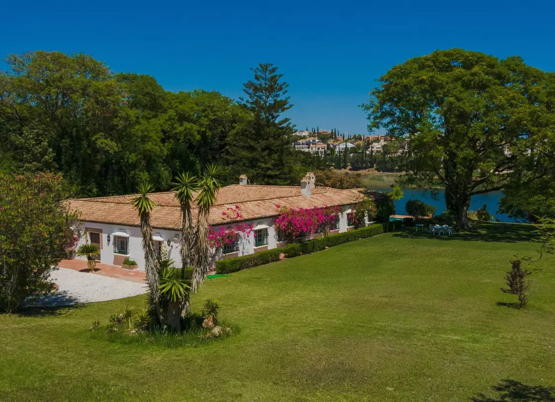 Finca de 6 Dormitorios y 4 Baños en alquiler vacacional en Cancelada, Estepona