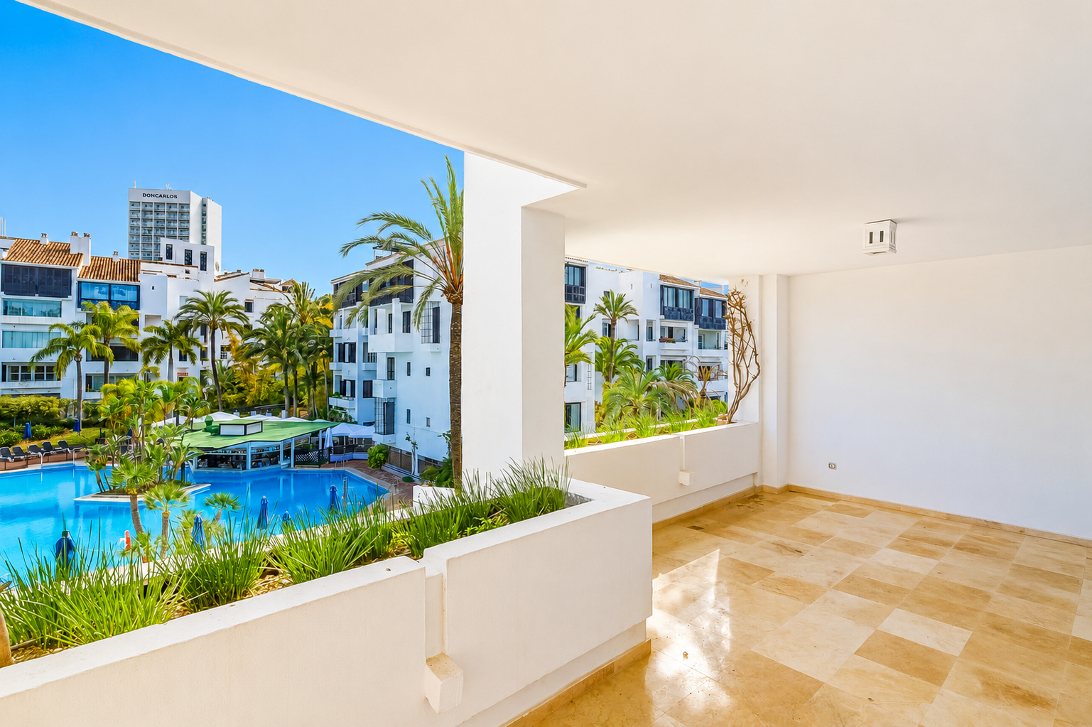 Piso de 3 Dormitorios y 3 Baños en venta en Elviria, Marbella