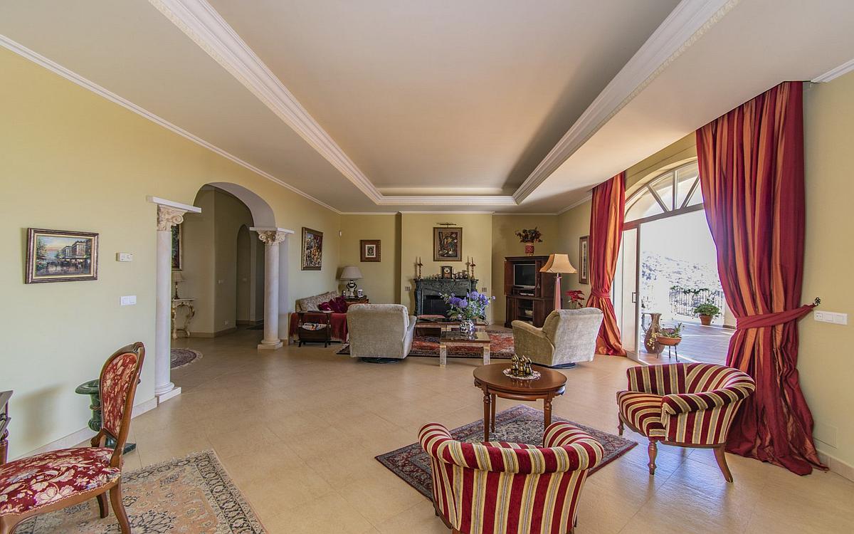 Casa de 7 Dormitorios y 6 Baños en venta en Estepona