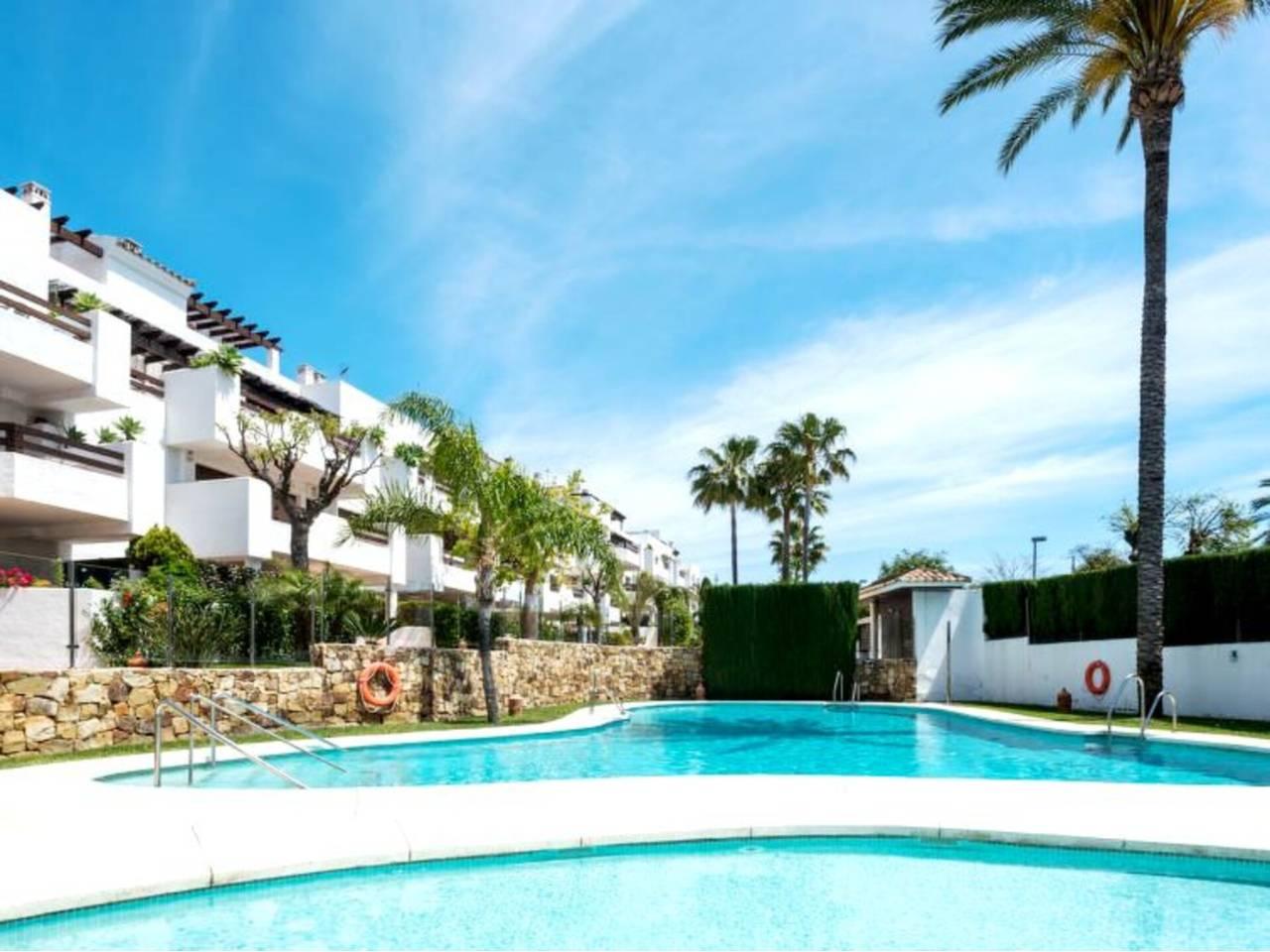 Piso de 2 Dormitorios y 1 Baño en alquiler vacacional en La Alqueria, Estepona