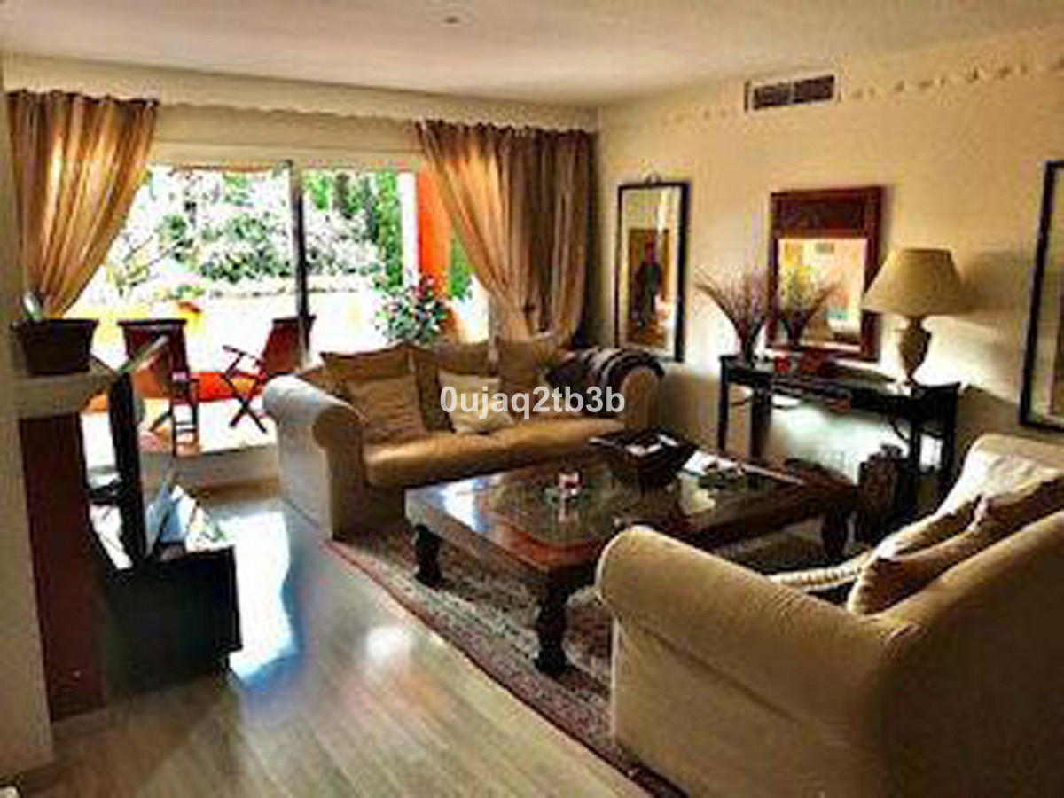 Piso de 3 Dormitorios en venta en Nueva Milla de Oro, Estepona