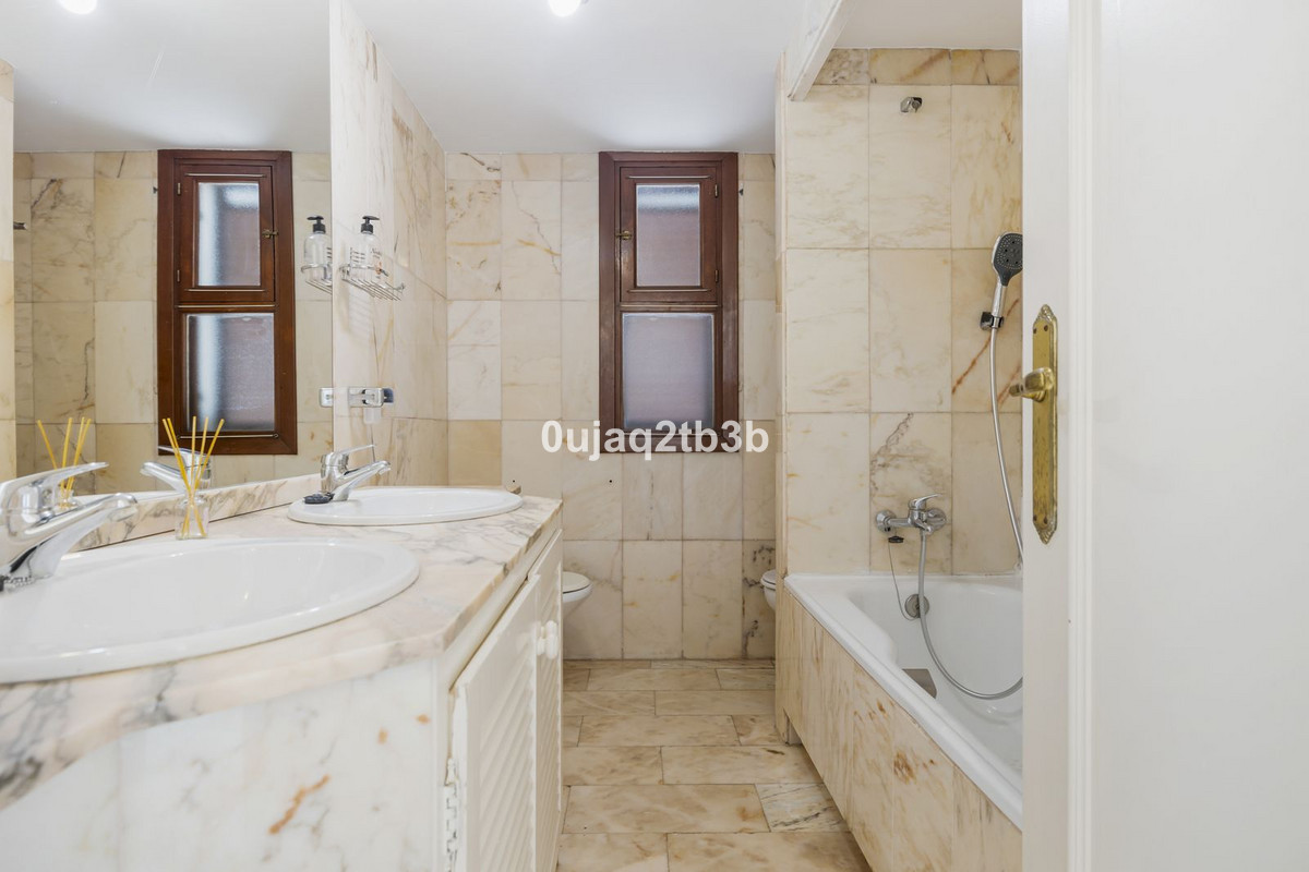 Casa Adosada de 2 Dormitorios y 1 Baño en venta en Estepona