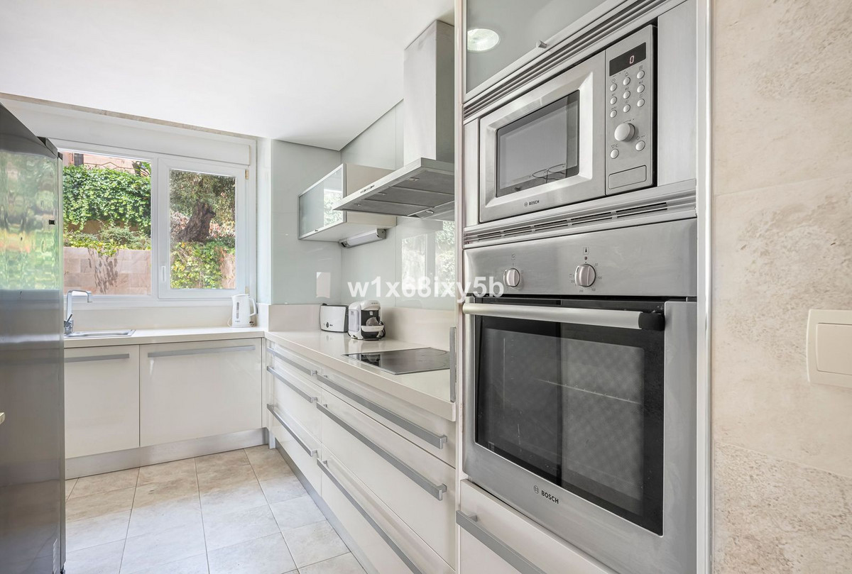 Piso de 2 Dormitorios y 3 Baños en venta en Nueva Andalucía, Marbella