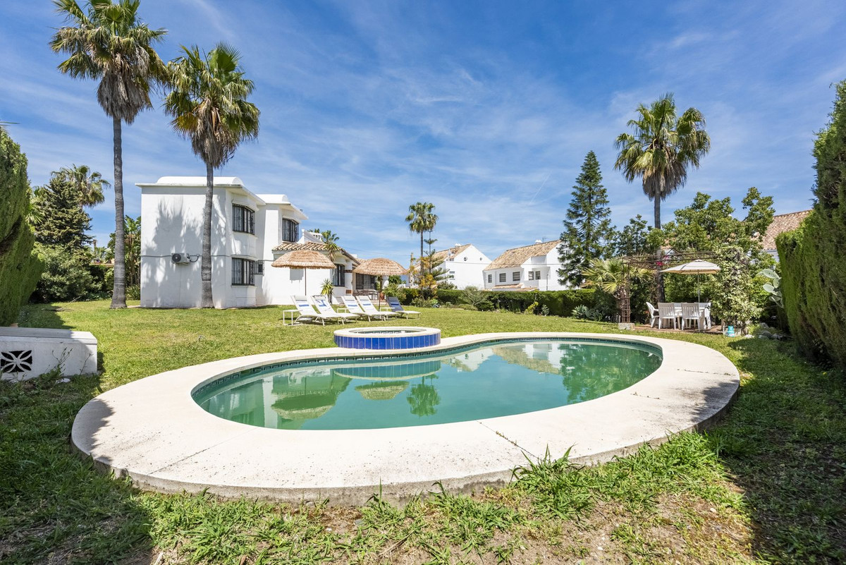 3 спални - Вила за продажба в Atalaya, Estepona