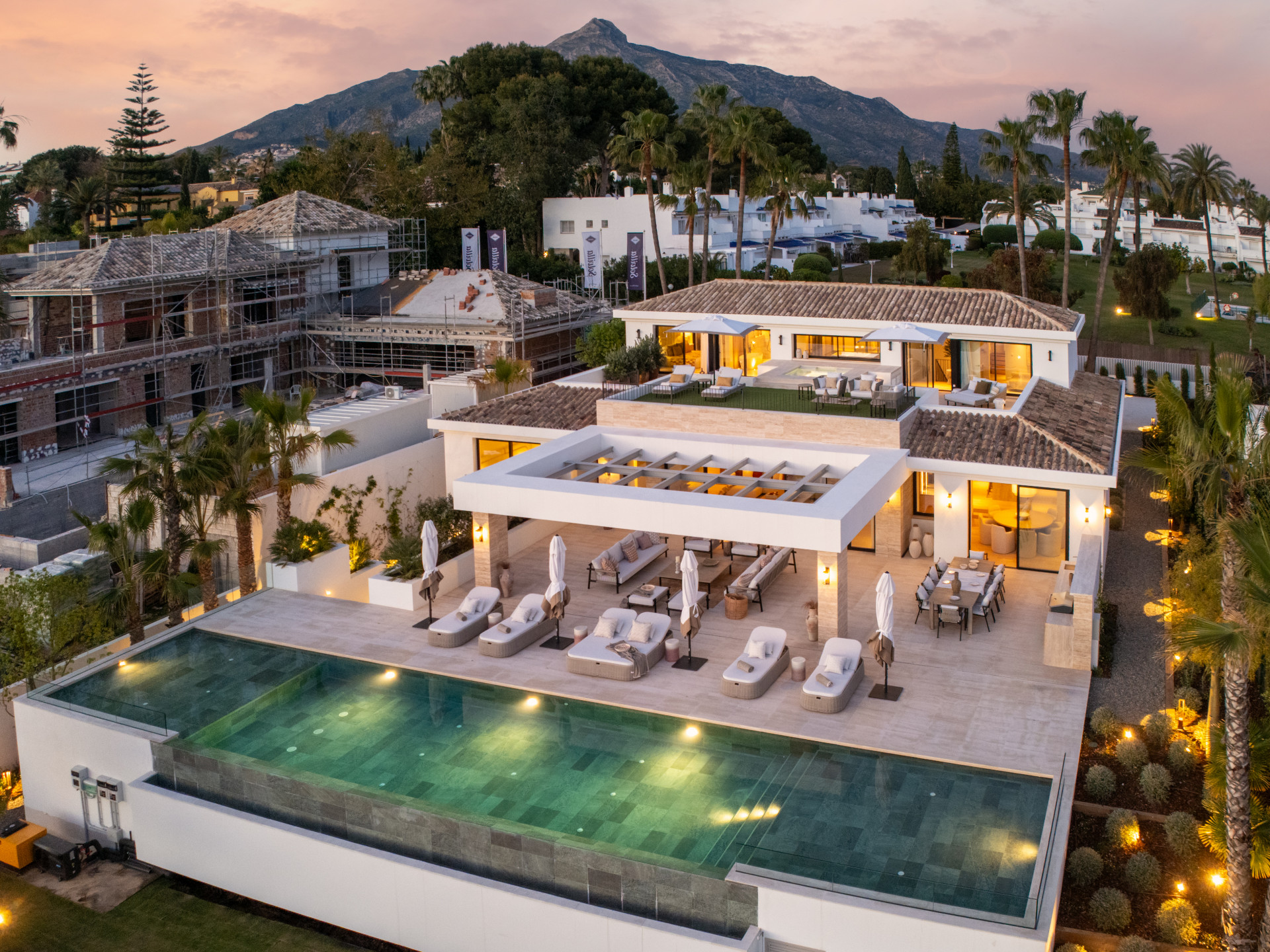 Casa de 6 Dormitorios y 6 Baños en venta en Nueva Andalucía, Marbella