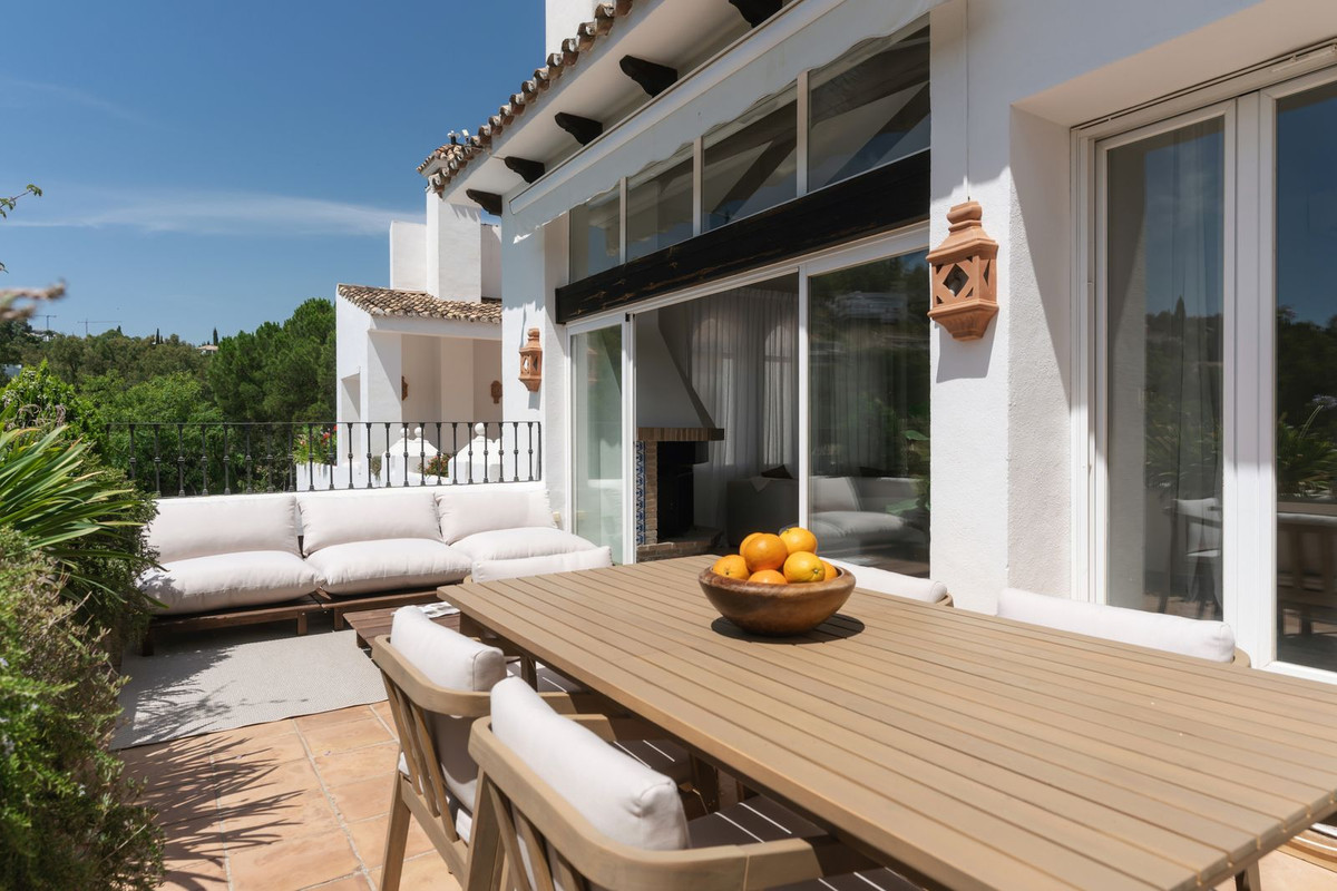 Casa Adosada de 3 Dormitorios y 2 Baños en venta en La Quinta, Benahavís