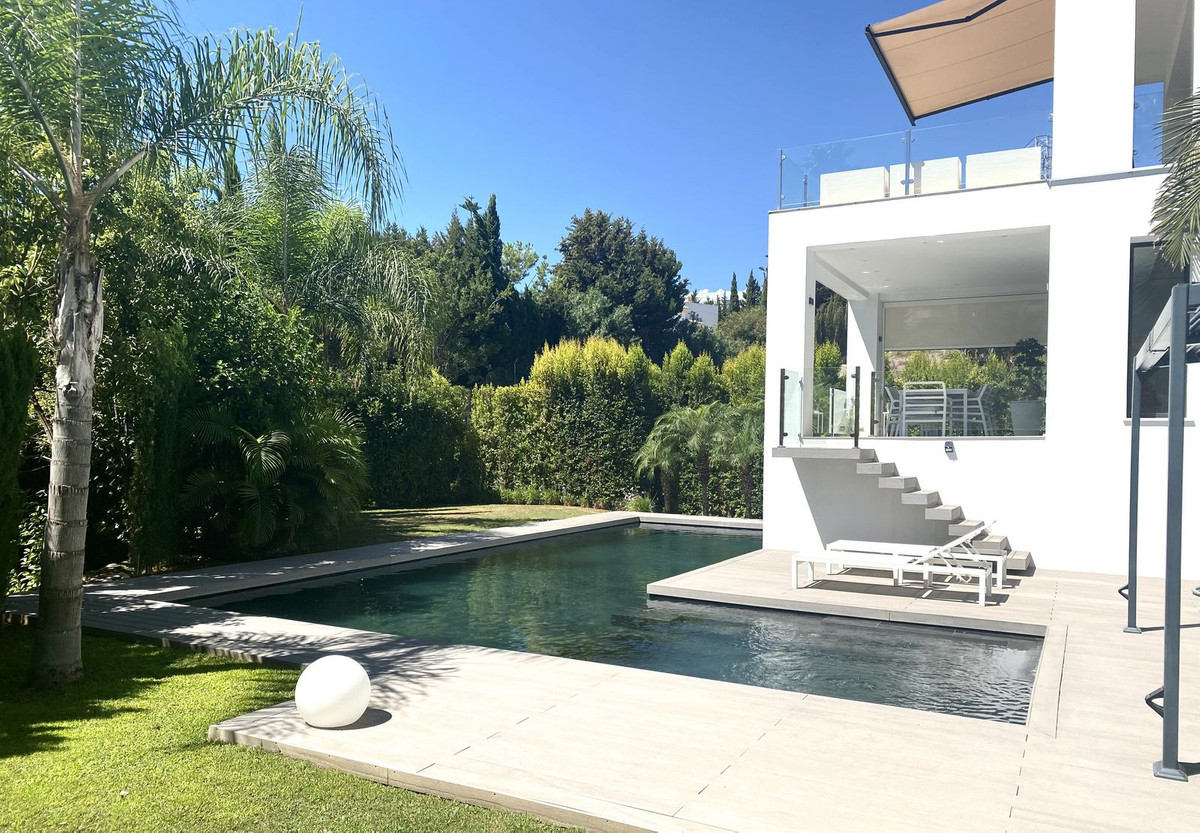 Casa de 4 Dormitorios en alquiler en El Paraíso, Estepona