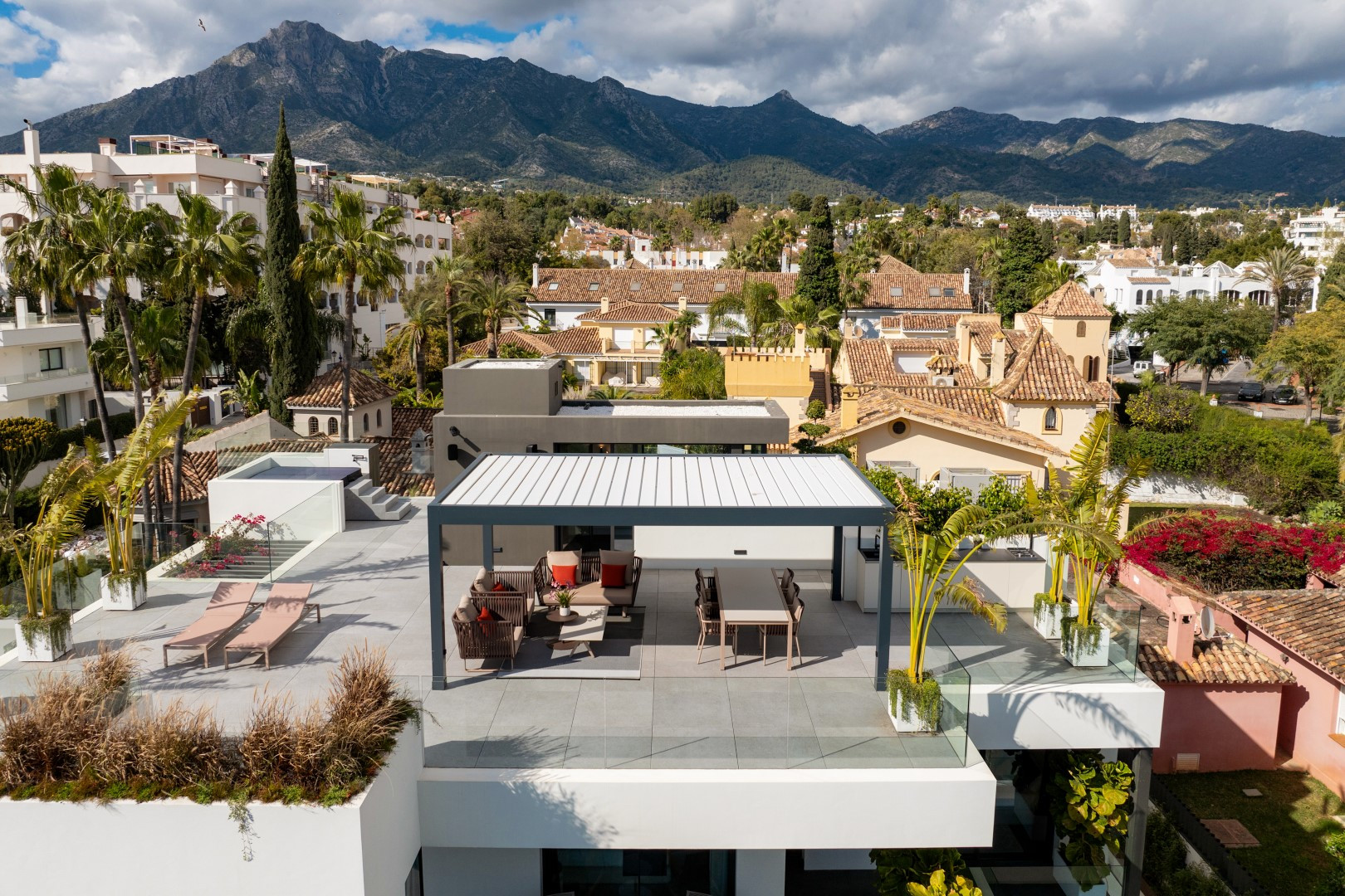 5 Bed, 7 Bath - Villa for Sale in Marbella Golden Mile