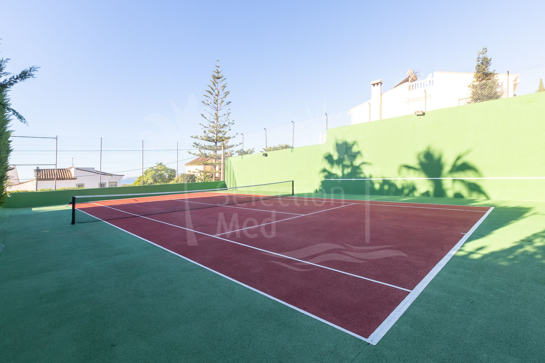 Casa de 6 Dormitorios y 4 Baños en venta en Estepona