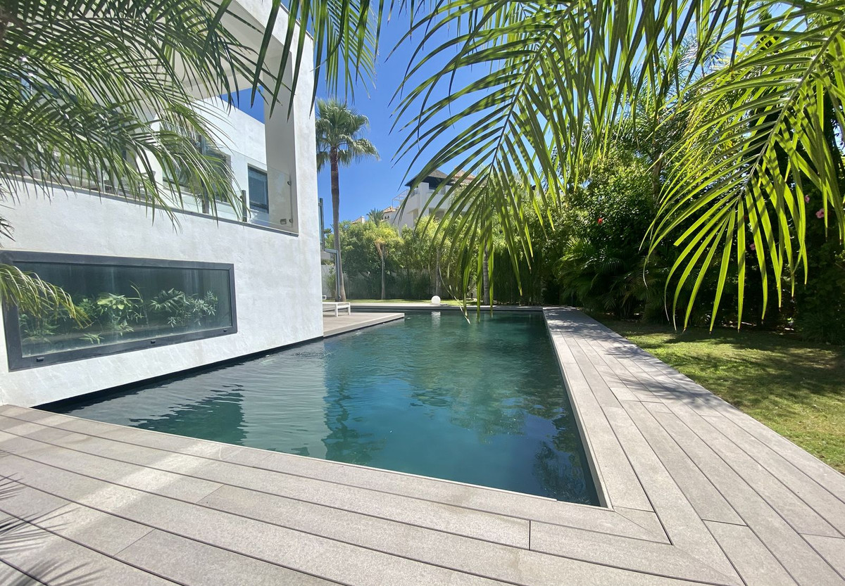 Casa de 4 Dormitorios en alquiler en El Paraíso, Estepona