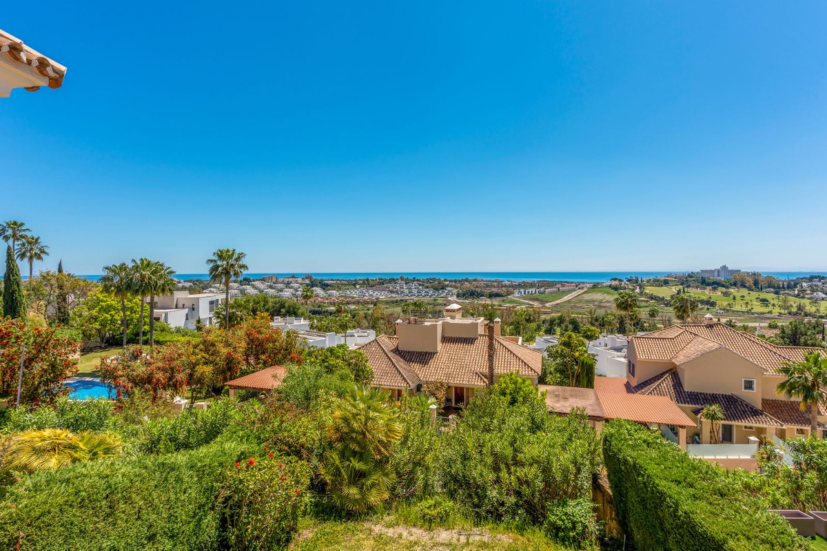 Casa Adosada de 3 Dormitorios en venta en Atalaya, Estepona