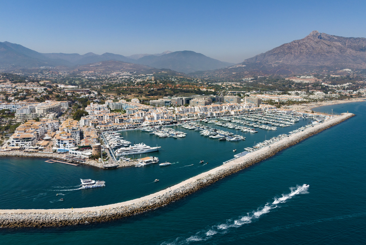 Piso de 2 Dormitorios y 2 Baños en venta en Puerto Banús, Marbella