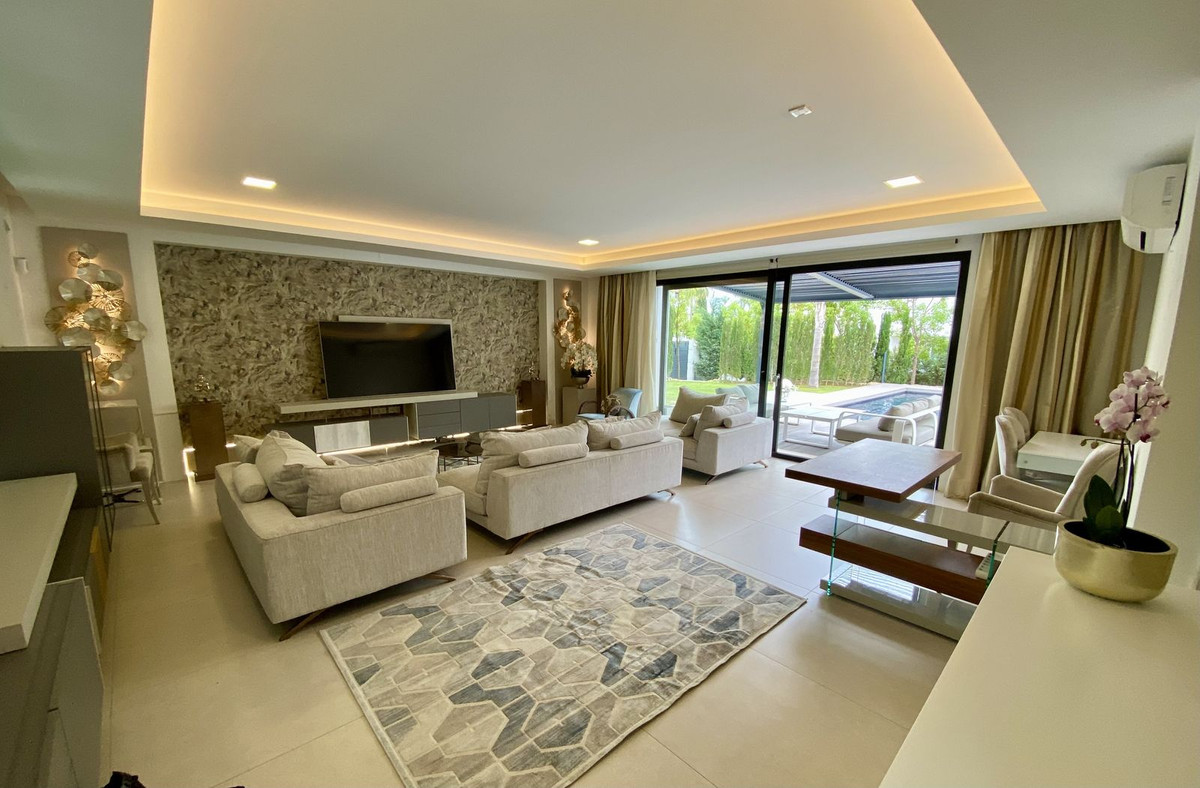 Casa de 4 Dormitorios en alquiler en El Paraíso, Estepona