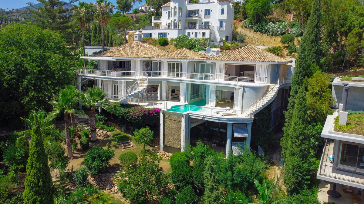 Casa de 5 Dormitorios y 5 Baños en venta en El Madroñal, Benahavís