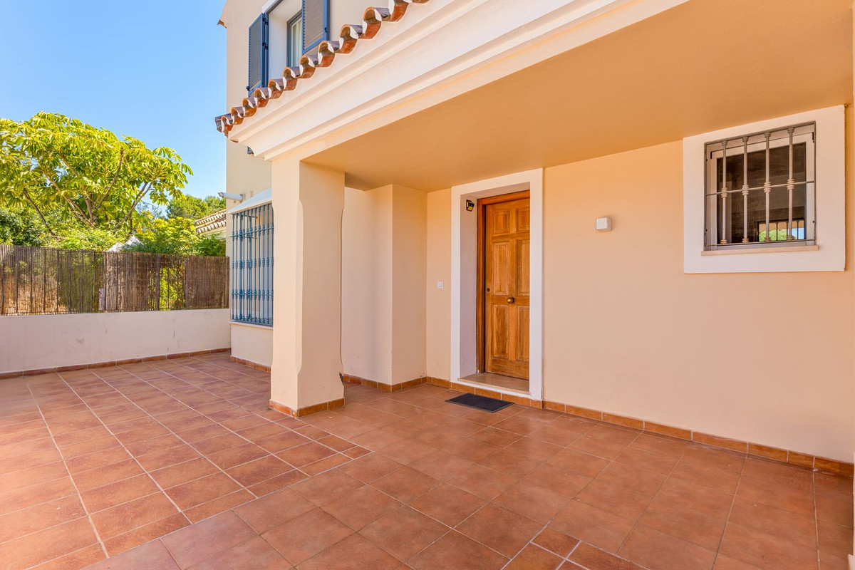 Casa Adosada de 3 Dormitorios en venta en Atalaya, Estepona