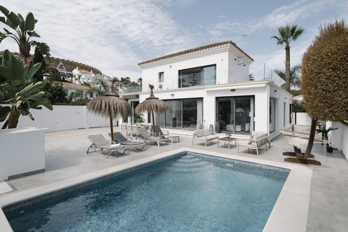 4 спални, 3 бани - Вила за продажба в Nueva Andalucia, Marbella