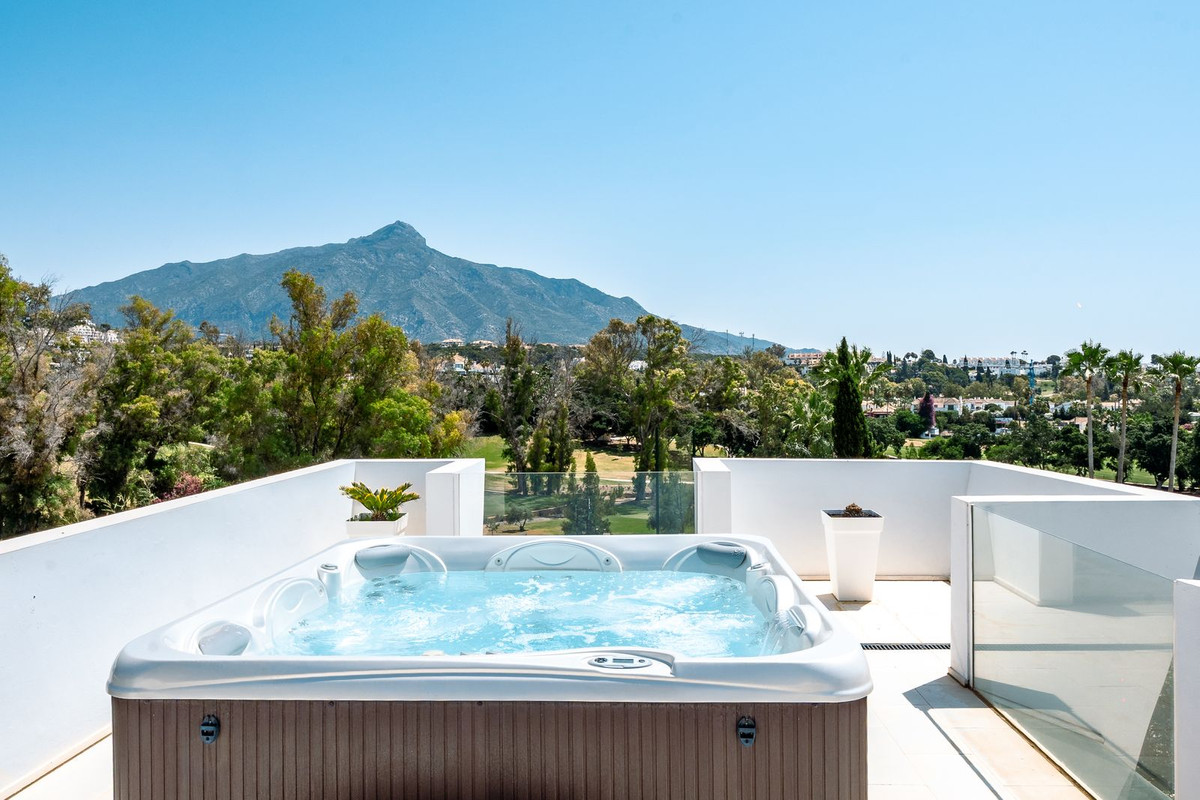 5 Bed - Villa for Sale in Nueva Andalucia, Marbella