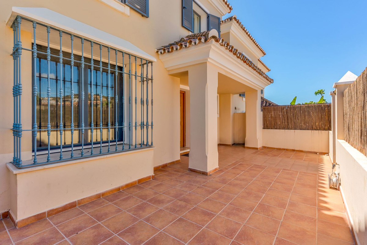 Casa Adosada de 3 Dormitorios en venta en Atalaya, Estepona