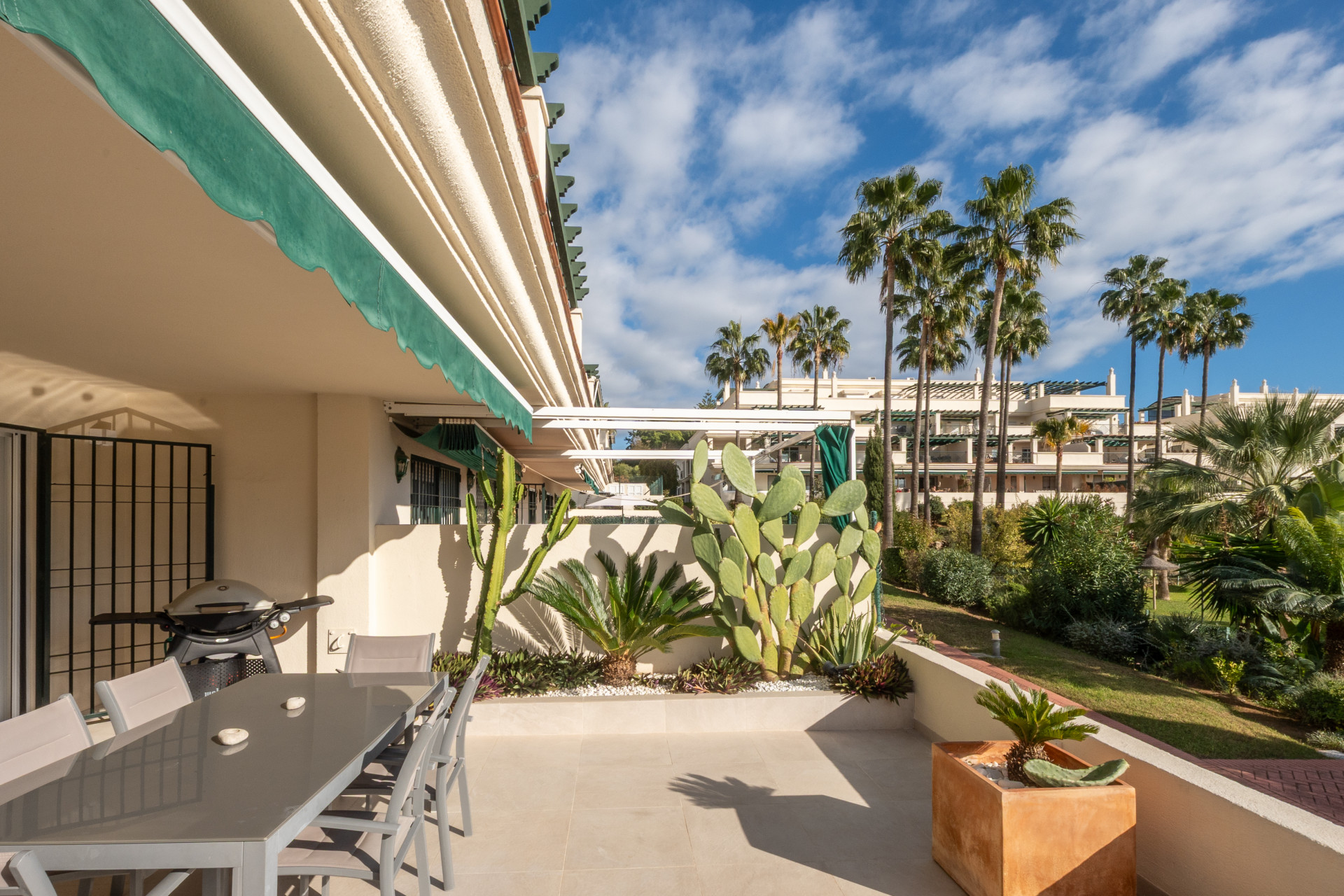 Piso de 2 Dormitorios en venta en Nueva Andalucía, Marbella