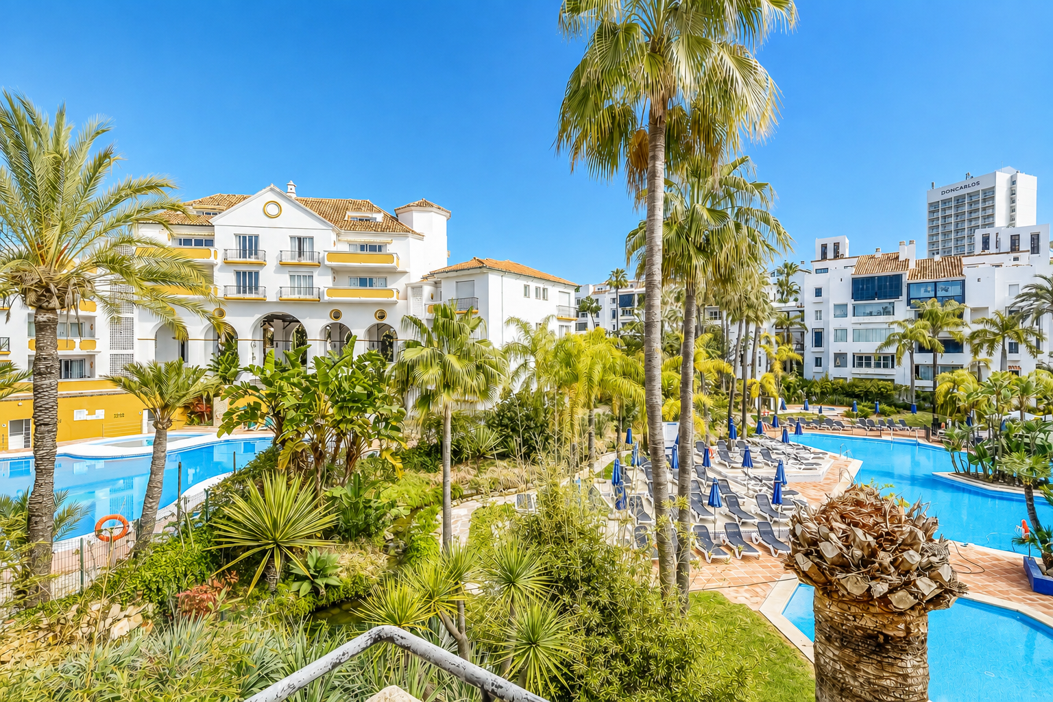 Piso de 3 Dormitorios y 3 Baños en venta en Elviria, Marbella