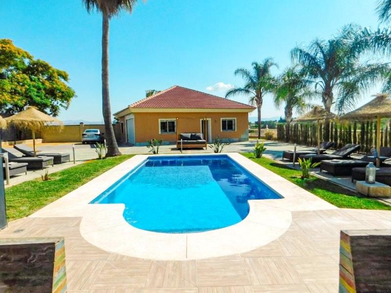 Casa de 6 Dormitorios y 4 Baños en alquiler vacacional en Málaga