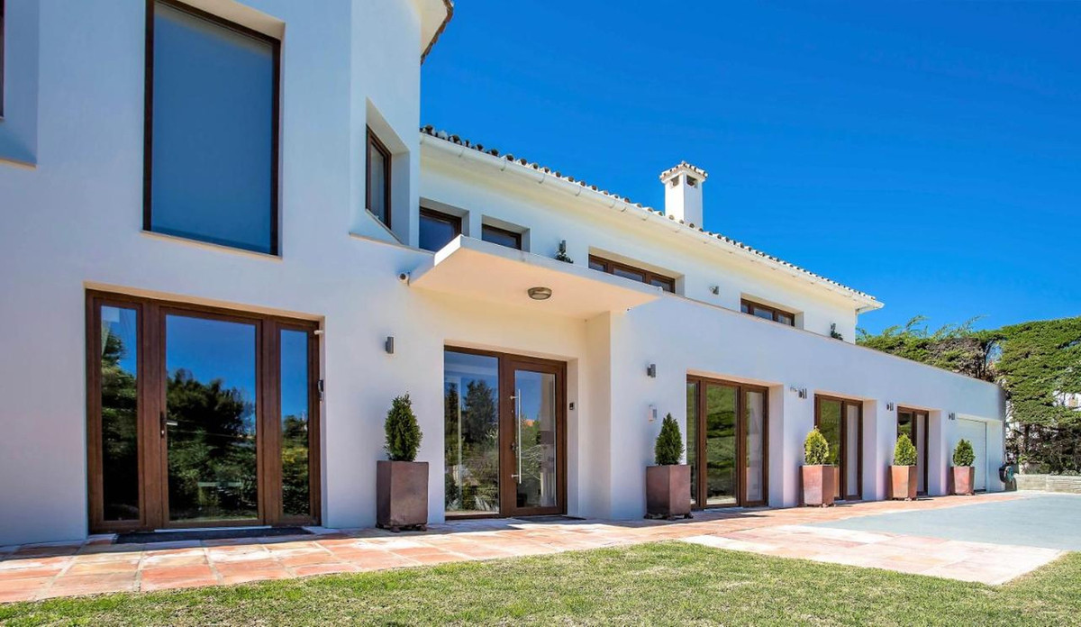Casa de 8 Dormitorios y 6 Baños en alquiler en San Pedro de Alcántara