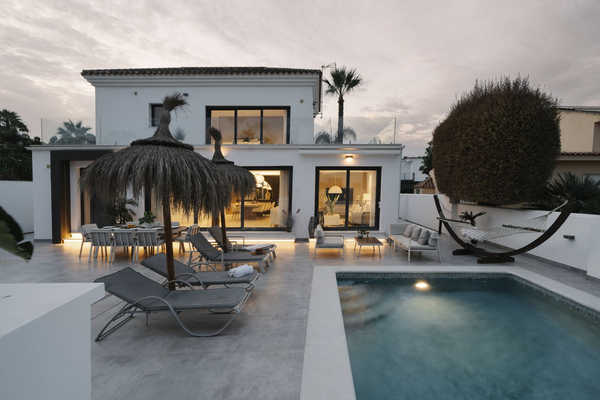 4 спални, 3 бани - Вила за продажба в Nueva Andalucia, Marbella
