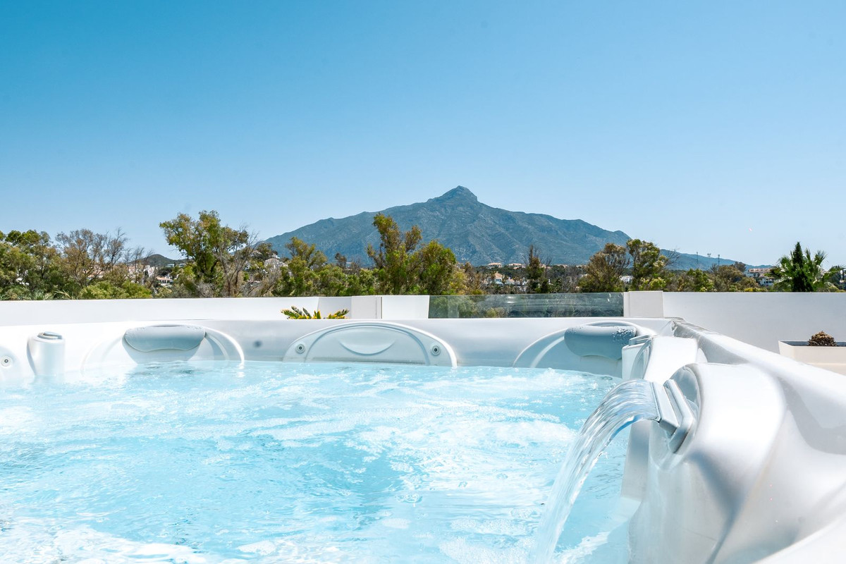 5 Bed - Villa for Sale in Nueva Andalucia, Marbella