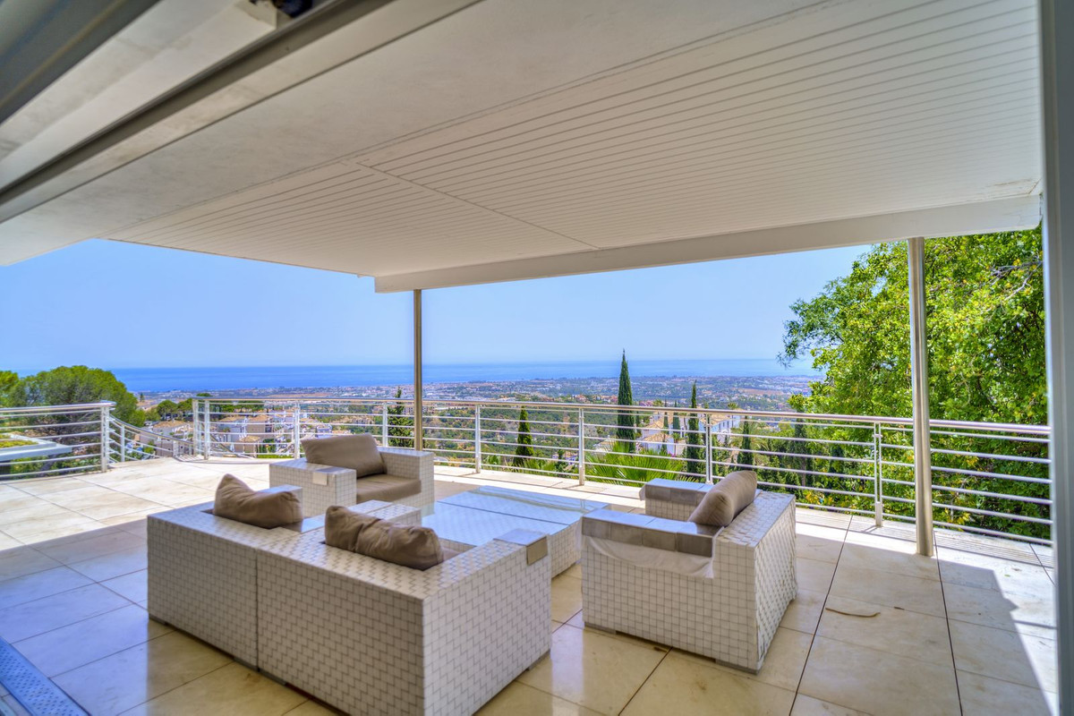 Casa de 5 Dormitorios y 5 Baños en venta en El Madroñal, Benahavís