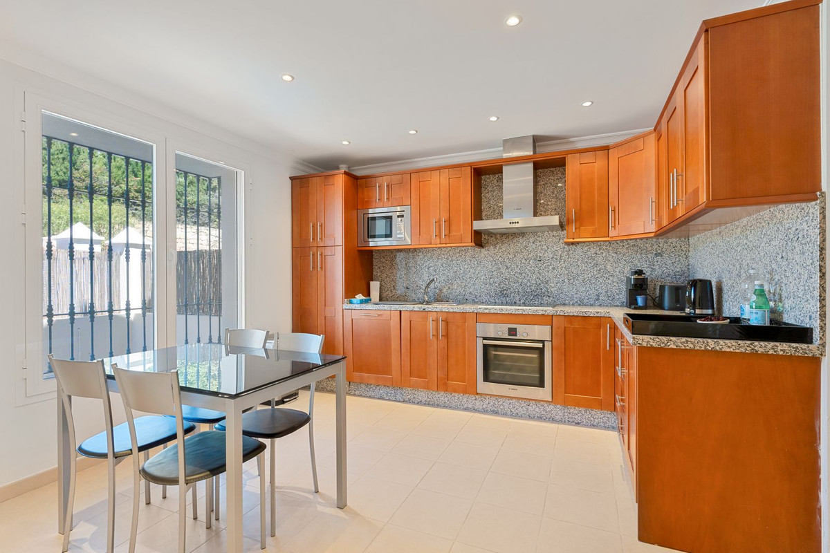 Casa Adosada de 3 Dormitorios en venta en Atalaya, Estepona
