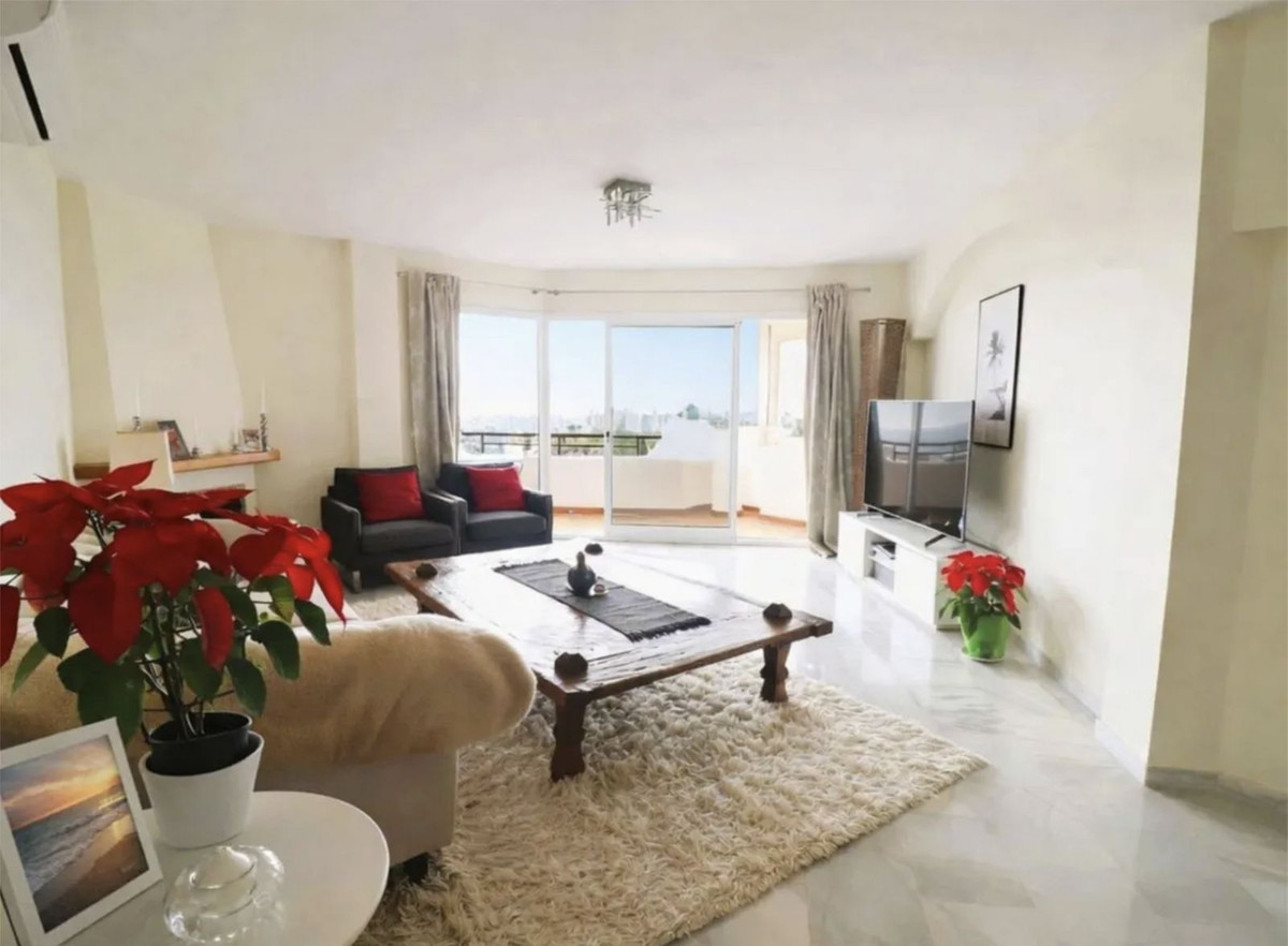 Piso de 3 Dormitorios y 2 Baños en venta en Calahonda