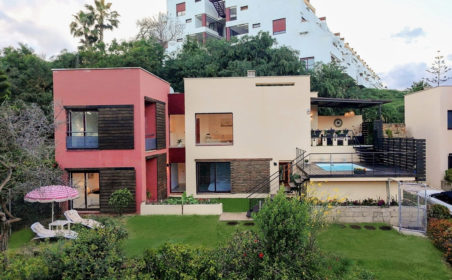 Casa de 4 Dormitorios y 5 Baños en venta en La Alqueria, Estepona