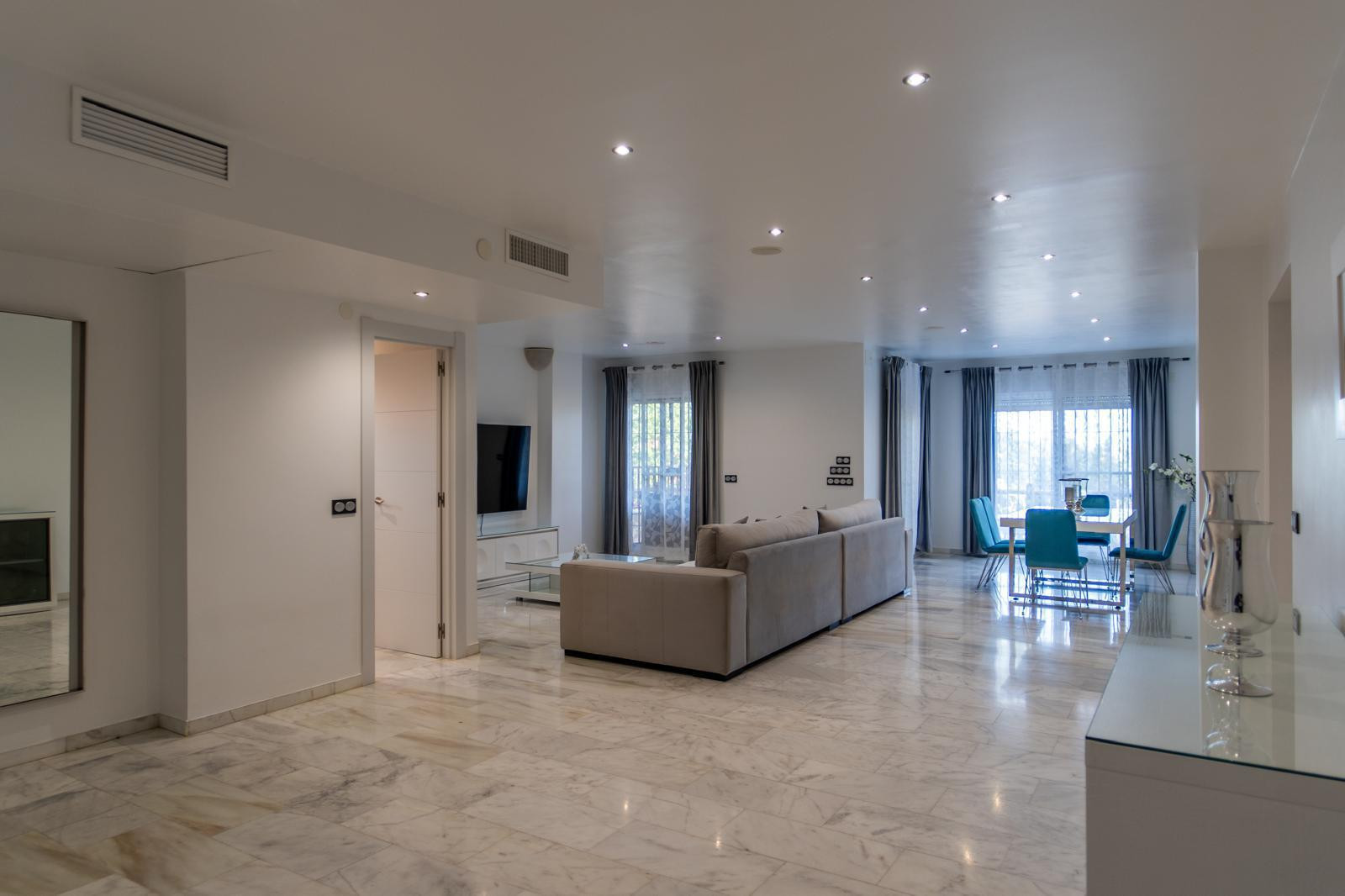 Casa de 4 Dormitorios y 5 Baños en venta en Las Chapas, Marbella