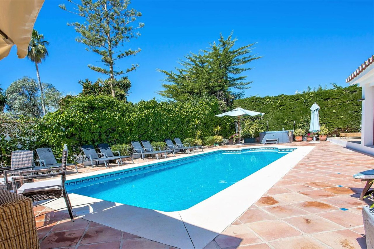 Casa de 8 Dormitorios y 6 Baños en alquiler en San Pedro de Alcántara