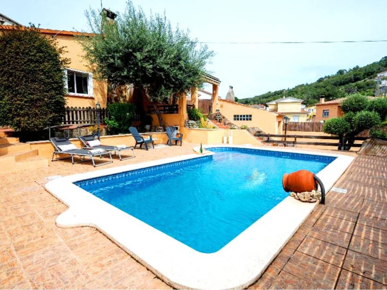 Casa Adosada de 3 Dormitorios en alquiler vacacional en Castellet i La Gornal