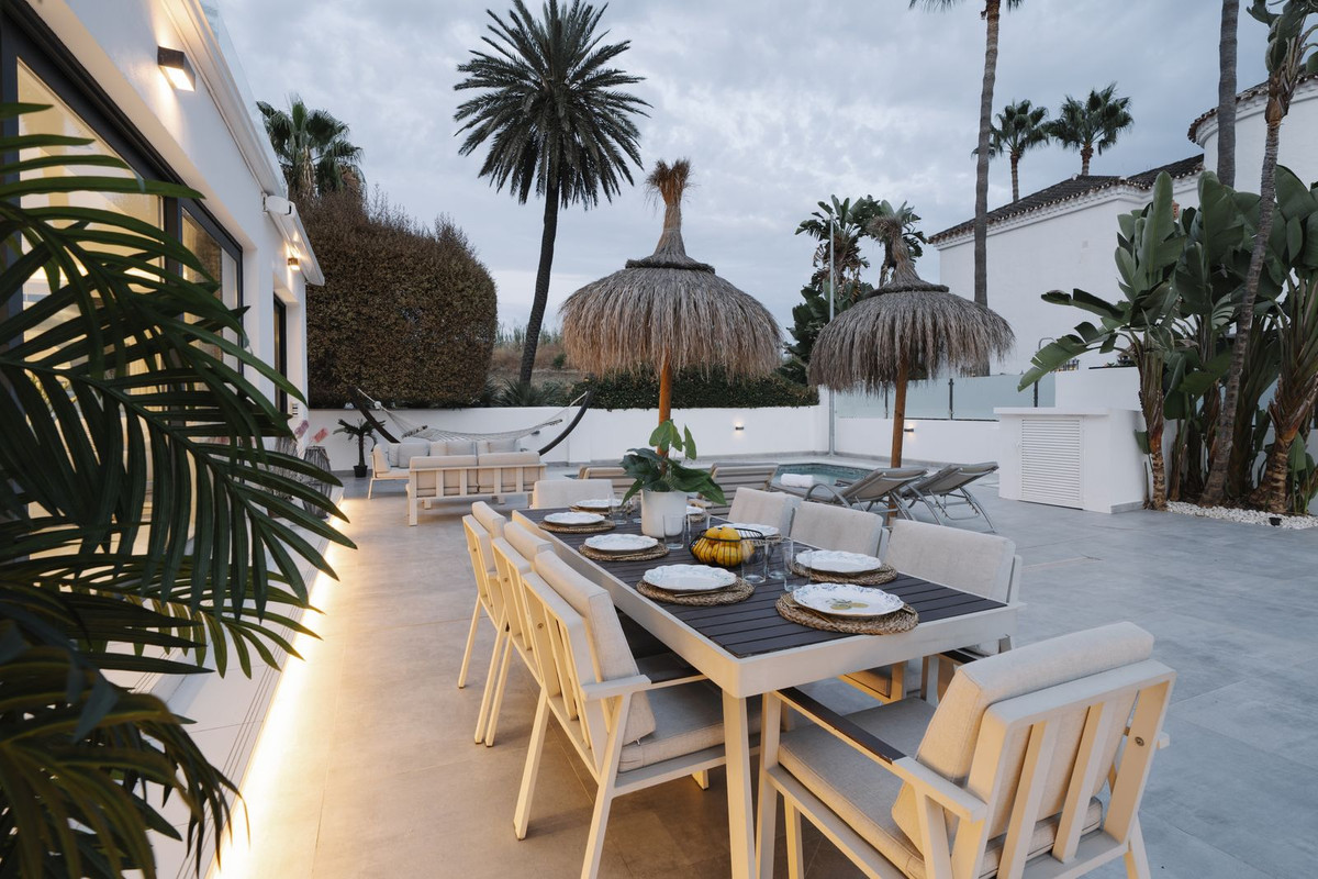 4 спални, 3 бани - Вила за продажба в Nueva Andalucia, Marbella